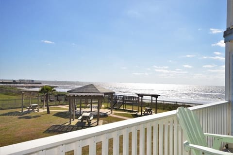 Oceanfront sunrise view from over-sized balcony! 