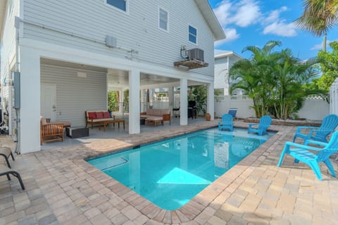 Sparkling blue pool at Dolphin Dream!