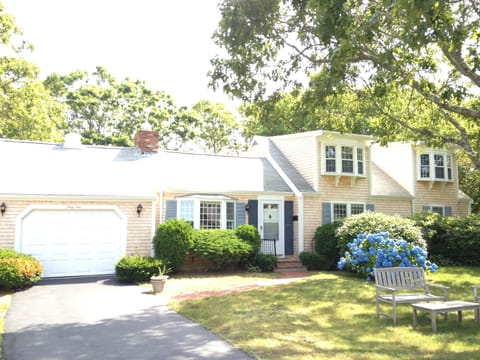 #64 Neptune Ln., 4 BR, 2 Bath, Dock, River, Kayaks, Surrey Bike, Walk to Beach