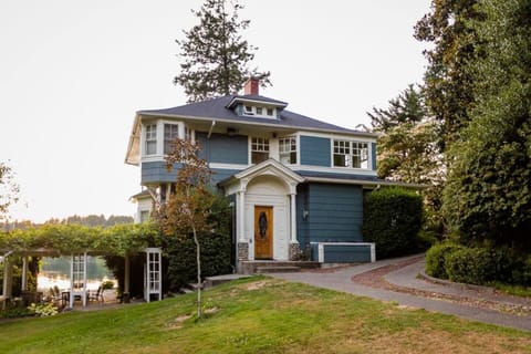 Front of gorgeous historic Victorian home