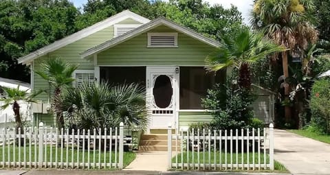 1922 Cottage in the Heart of the Historic District - Easy Walk to Downtown