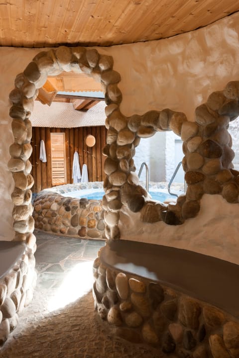 Sauna, hot tub, body treatments, hot stone massages, body wraps