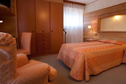 Minibar, in-room safe, desk, free WiFi