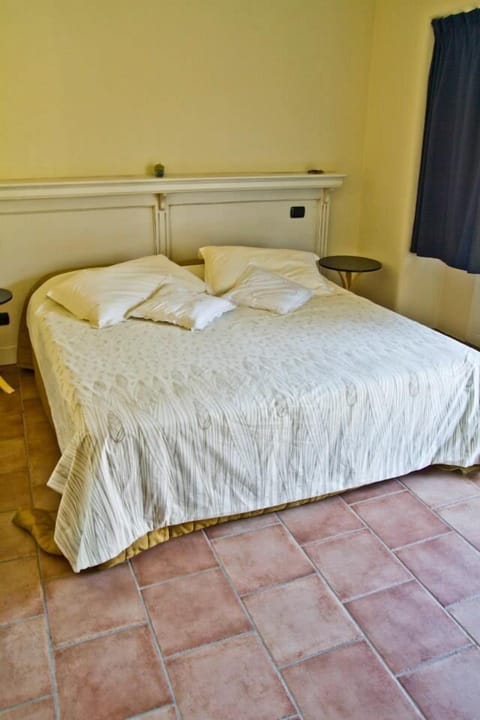 Individually furnished, desk, blackout drapes, free WiFi