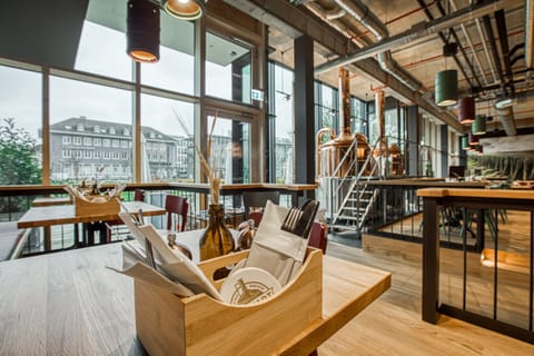 2 restaurants; breakfast, lunch, dinner, and brunch served