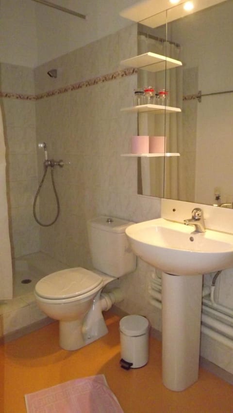 Double Room (Nord) | Bathroom | Shower, rainfall showerhead, towels