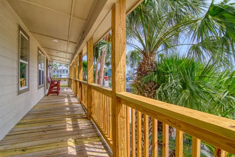 Flats A front porch - Enjoy your morning coffee or evening cocktail on the covered patio!