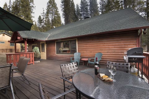 Front large deck with a Gas BBQ for grilling your favorite meals. Lots of room for family and friends to gather together and listen to the sounds of the Merced River.