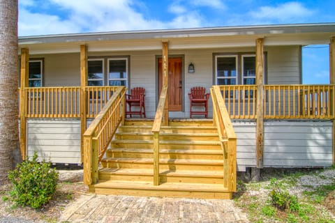 Welcome to The Flats Cottage - Welcome to Flats Cottage. This is a spacious duplex where you have the luxury to rent both sides. Perfect for two families wanting to be close together