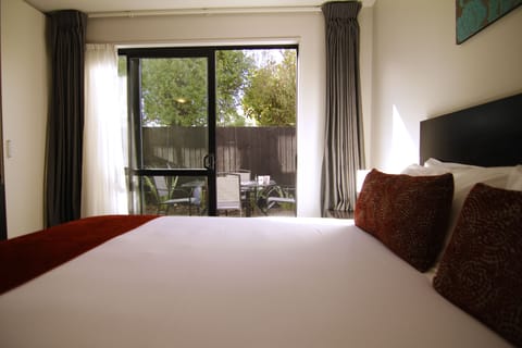 Executive Triple Room | Desk, blackout drapes, soundproofing, iron/ironing board