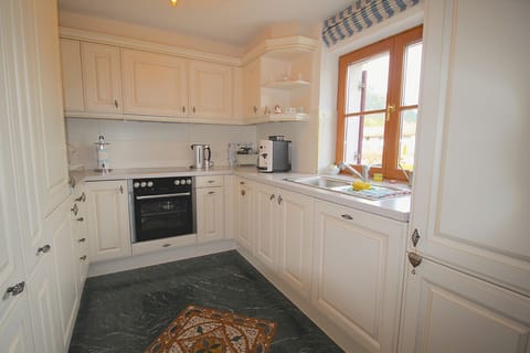 Apartment, 1 Bedroom, Balcony, Mountain View (Chalet Rose) | Private kitchen | Fridge, microwave, oven, stovetop