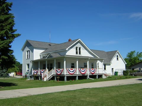 130 year old renovated Farm house in Hampton Township. Minutes from Bay City