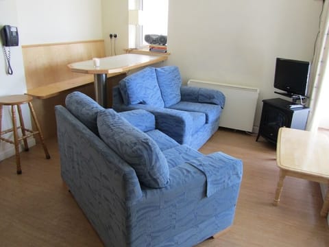 breakfast counter, living area