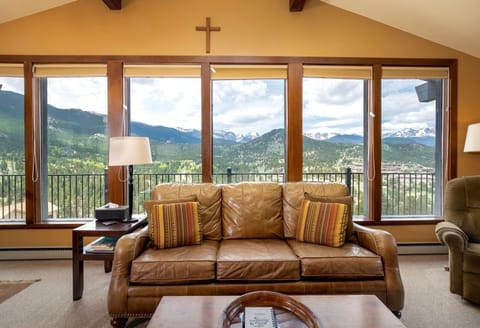 House, 4 Bedrooms | Living area | TV, fireplace