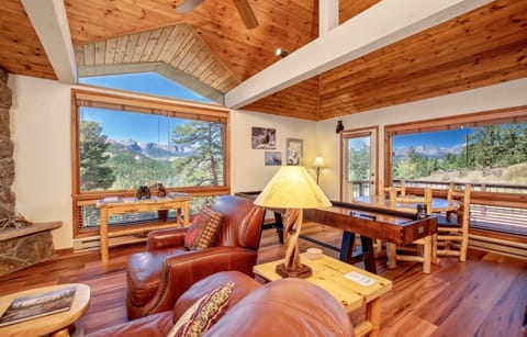 House, 3 Bedrooms | Living room | Fireplace