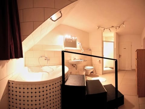 Comfort Double Room, Ensuite | Free cribs/infant beds, free WiFi, bed sheets