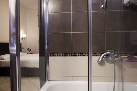 Superior Double Room (with Panoramic Meteora View ) | Bathroom | Free toiletries, hair dryer, towels