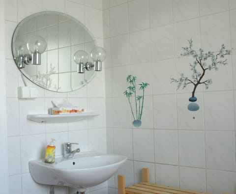 Shower, free toiletries, towels