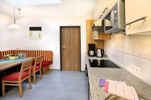 Apartment (Typ 7) | Private kitchen | Full-size fridge, microwave, oven, stovetop