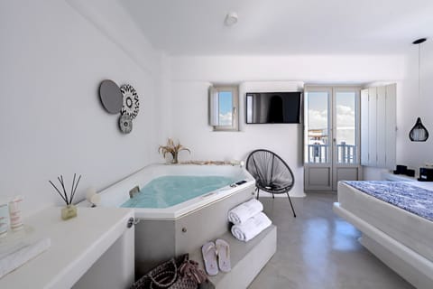 Executive Studio Suite, Sea View (Plus) | Hypo-allergenic bedding, in-room safe, soundproofing, free WiFi