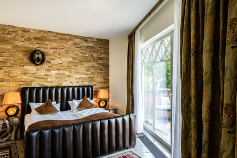 Suite | In-room safe, individually decorated, blackout drapes, soundproofing