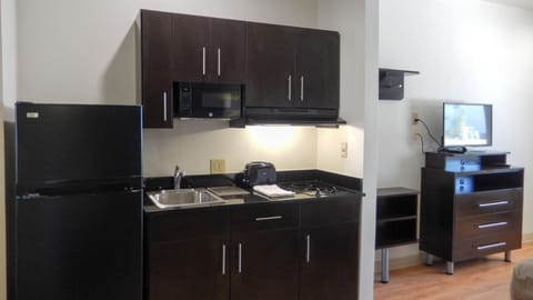 Full-size fridge, microwave, coffee/tea maker, toaster