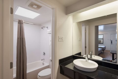 Combined shower/tub, towels