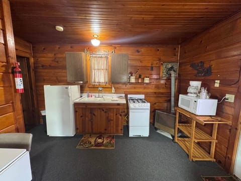 Cabin, 1 Double Bed | Private kitchenette | Microwave, coffee/tea maker