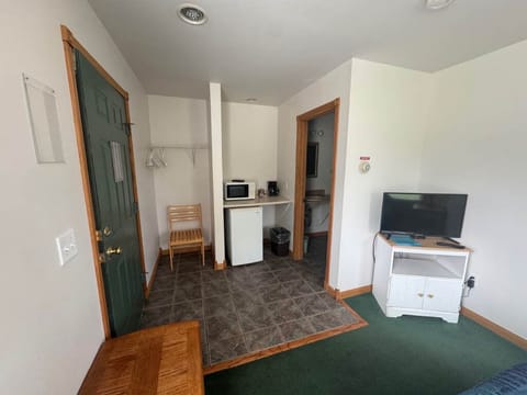 Deluxe Single Room, 1 Queen Bed | Free WiFi, bed sheets