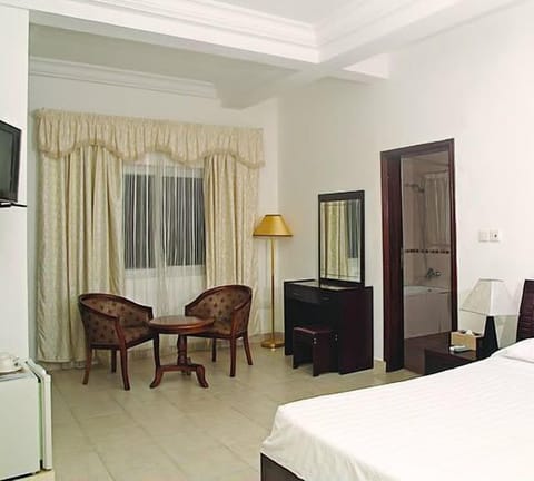 Executive Room | Minibar, in-room safe, desk, blackout drapes