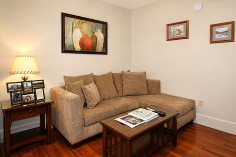 Elm Triple Play #2L - Cozy living room