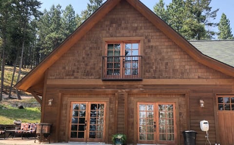 5 Star 2 Story Lodge 2 Bedroom 2 Bathroom Living Room / Kitchen / Laundry Room