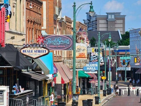 Crank up the Memphis rhythm—downtown and Beale are only 12 minutes away.