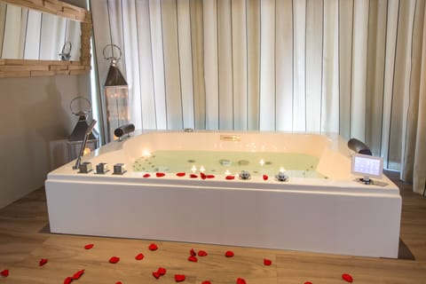 Couples treatment rooms, sauna, Turkish bath, body treatments