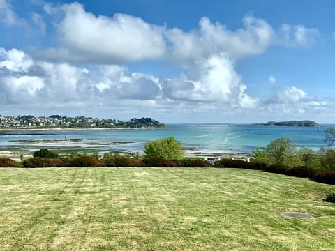 Architect house, magnificent view of the harbor and the islands of Perros Guirec House in Louannec