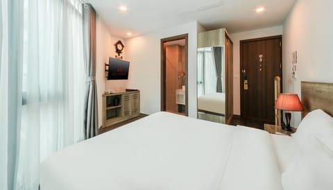 Deluxe Double Room | Minibar, in-room safe, blackout drapes, iron/ironing board
