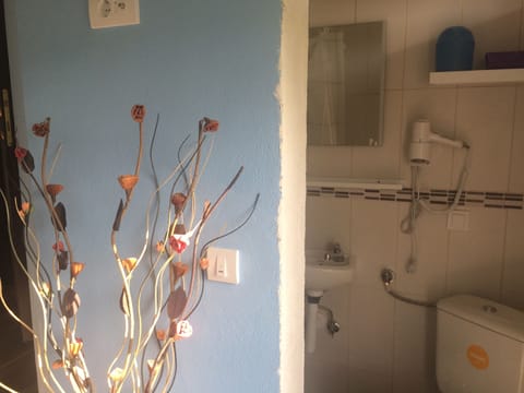 Economy Double or Twin Room, 1 King Bed, Non Smoking, Garden View | Bathroom | Shower, towels
