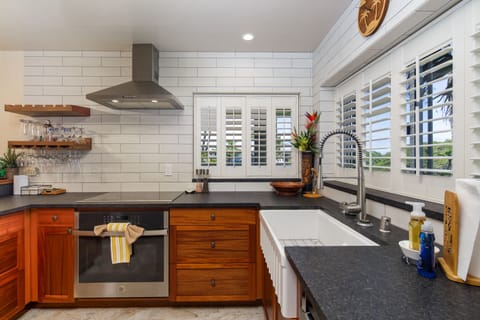 Prepare your meals with Hawaiian views