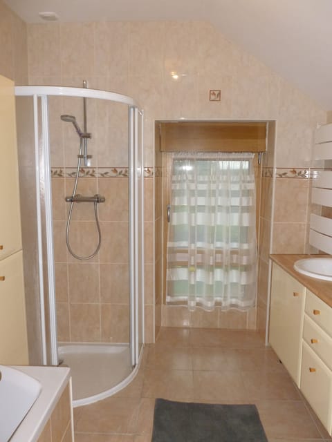 Combined shower/tub, towels