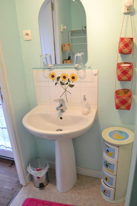 Double Room (Violine) | Bathroom | Shower, free toiletries, towels