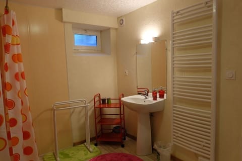 Double Room (Rouge) | Bathroom sink