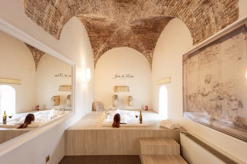 Indoor spa tub
