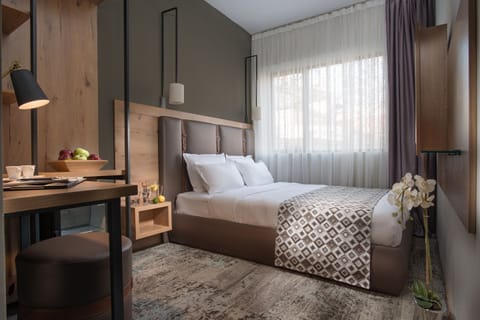 Twin Room | Minibar, in-room safe, desk, blackout drapes