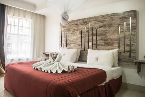 Executive Suite | Desk, blackout drapes, iron/ironing board, free WiFi
