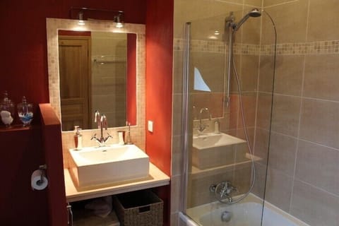 Room (Artémis) | Bathroom | Free toiletries, hair dryer, towels