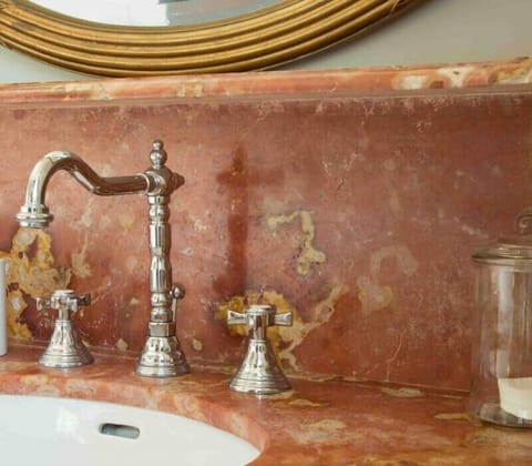 Room (Fantaisie) | Bathroom sink