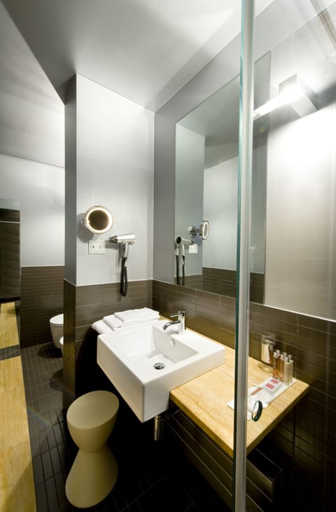 Deluxe Single Room, 1 Bedroom | Bathroom | Free toiletries, hair dryer, bathrobes, slippers