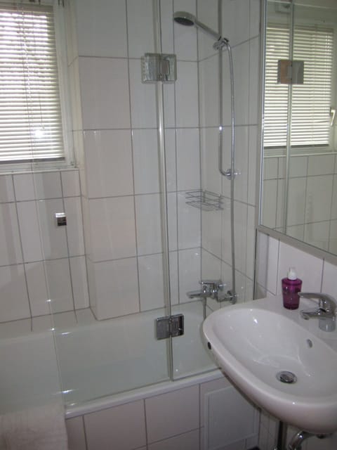 Triple Room, Annex Building | Bathroom | Shower, hair dryer, bathrobes, towels