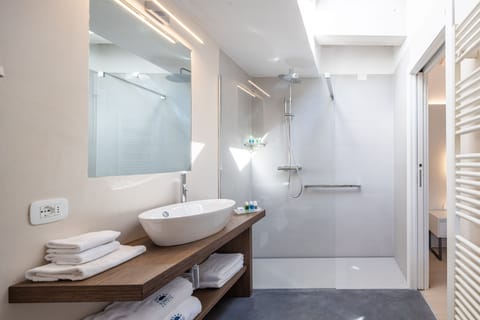 Camera Junior Suite Deluxe, balcone | Bathroom | Shower, free toiletries, hair dryer, bathrobes