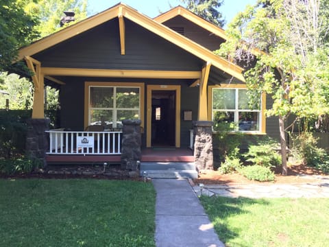 Welcome to the Elderberry Cottage with hot tub, fireplace and 1 blk to downtown!